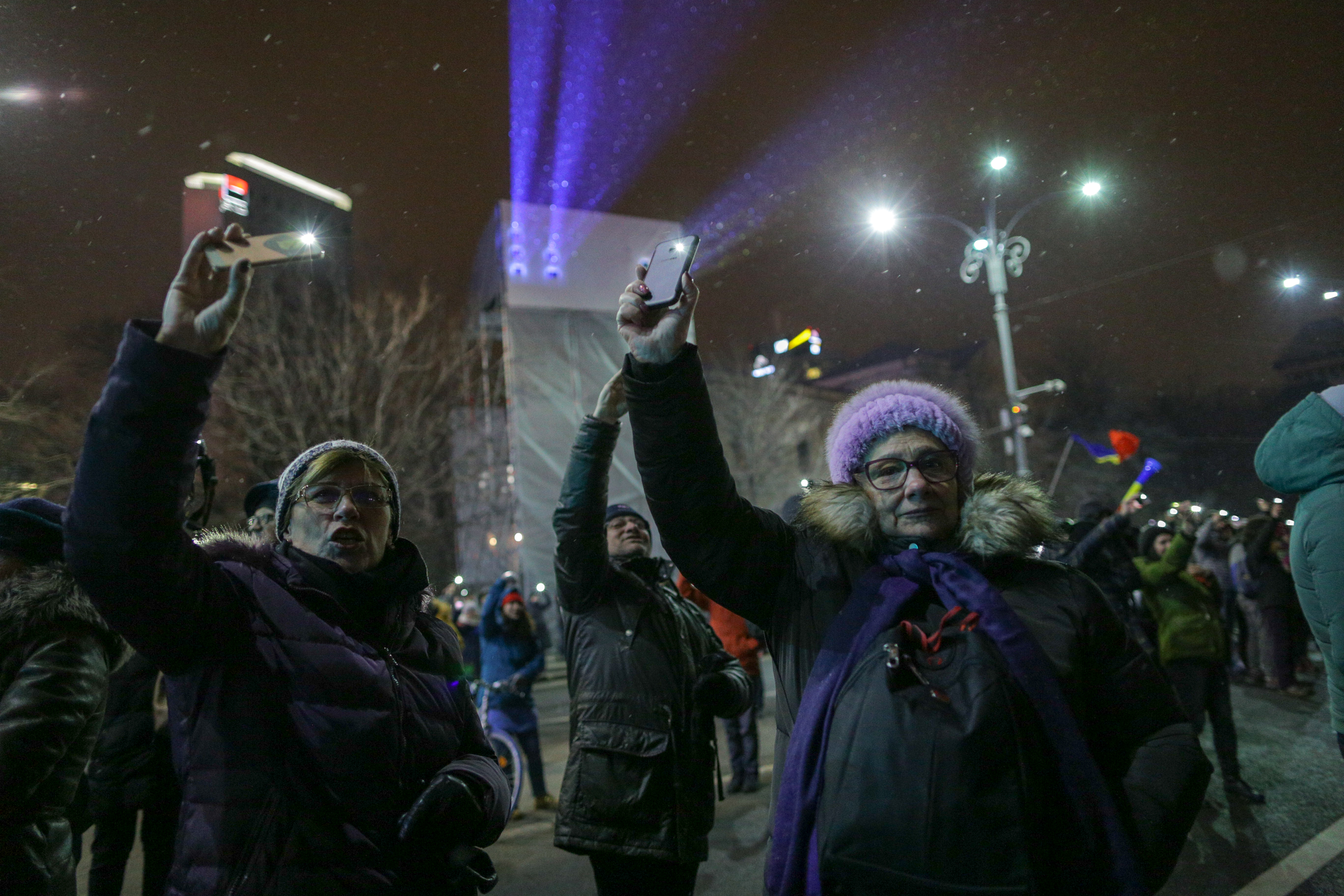 VIDEO/ Proteste în București, în fața Guvernului, și în principalele orașe din țară. Cioloș și Barna, prezenți în Piața Victoriei