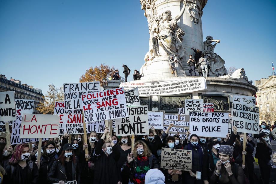 VIDEO | Ciocniri violente la Paris, între forțele de ordine și oamenii care protestează față de brutalitatea poliției