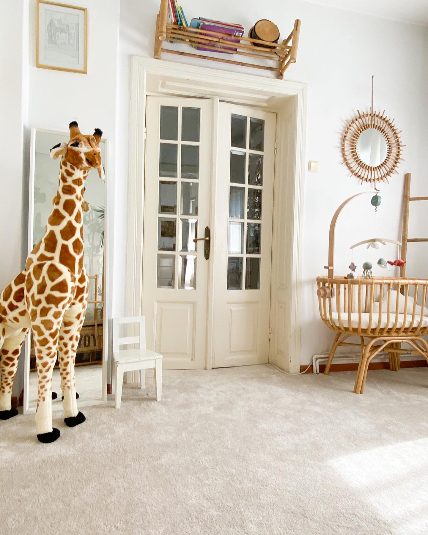 Imagini din casa în care Laura Cosoi locuiește. Camera fetițelor pare desprinsă din povești