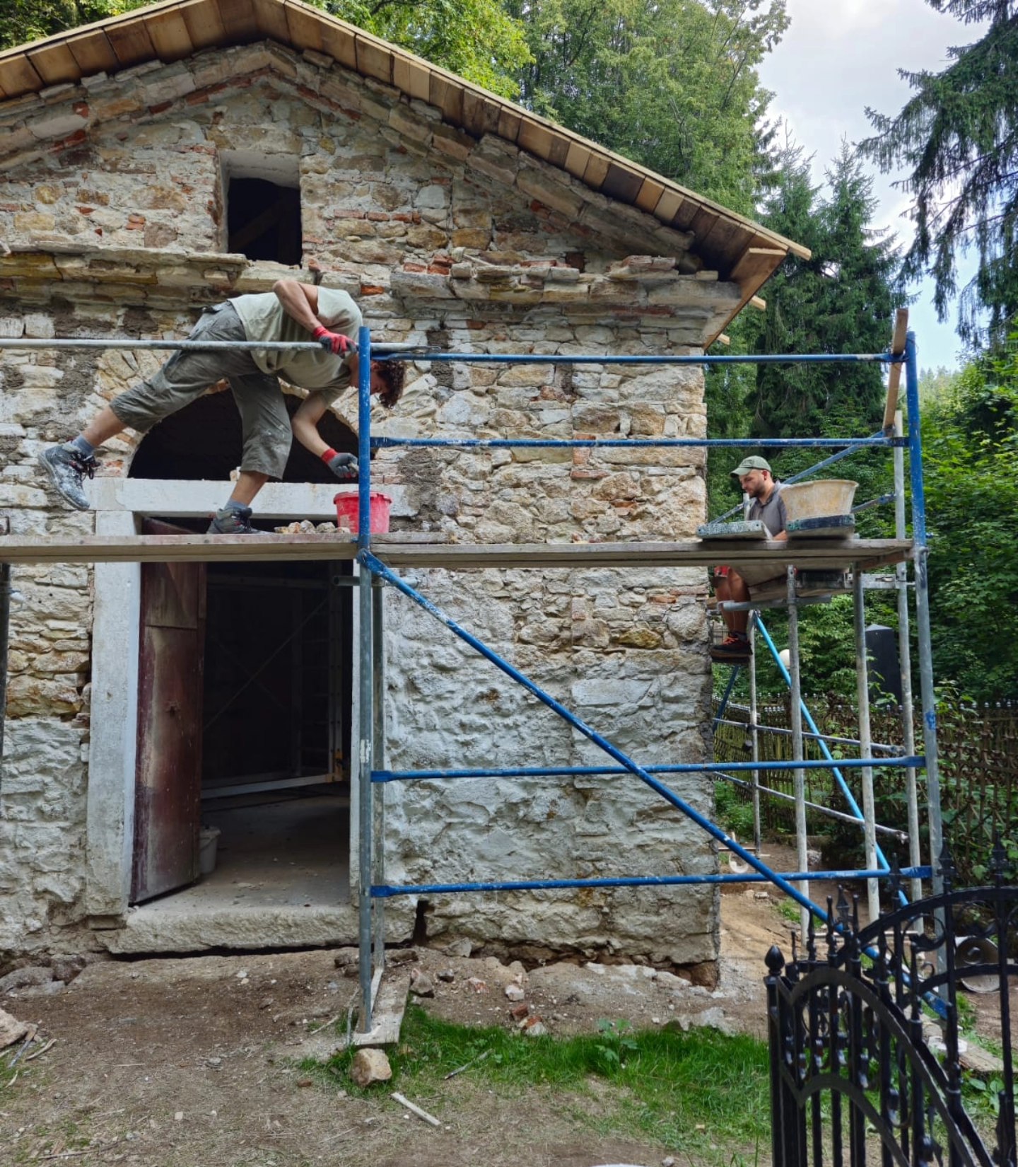 Povestea proiectului „Adoptă o casă la Roșia Montană”. Oamenii care dau o nouă viață clădirilor vechi de sute de ani