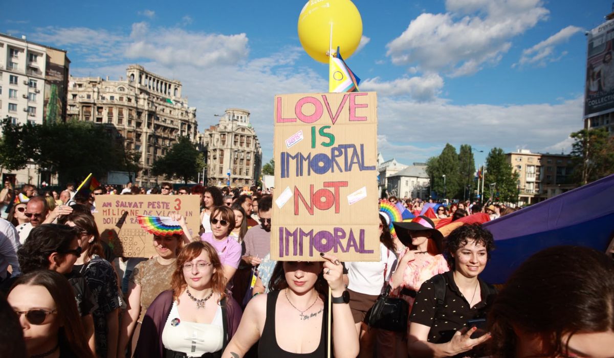 Marșul Bucharest Pride 2026: zeci de mii de oameni cer drepturi egale pentru comunitatea LGBT+ și parteneriat civil pe Calea Victoriei