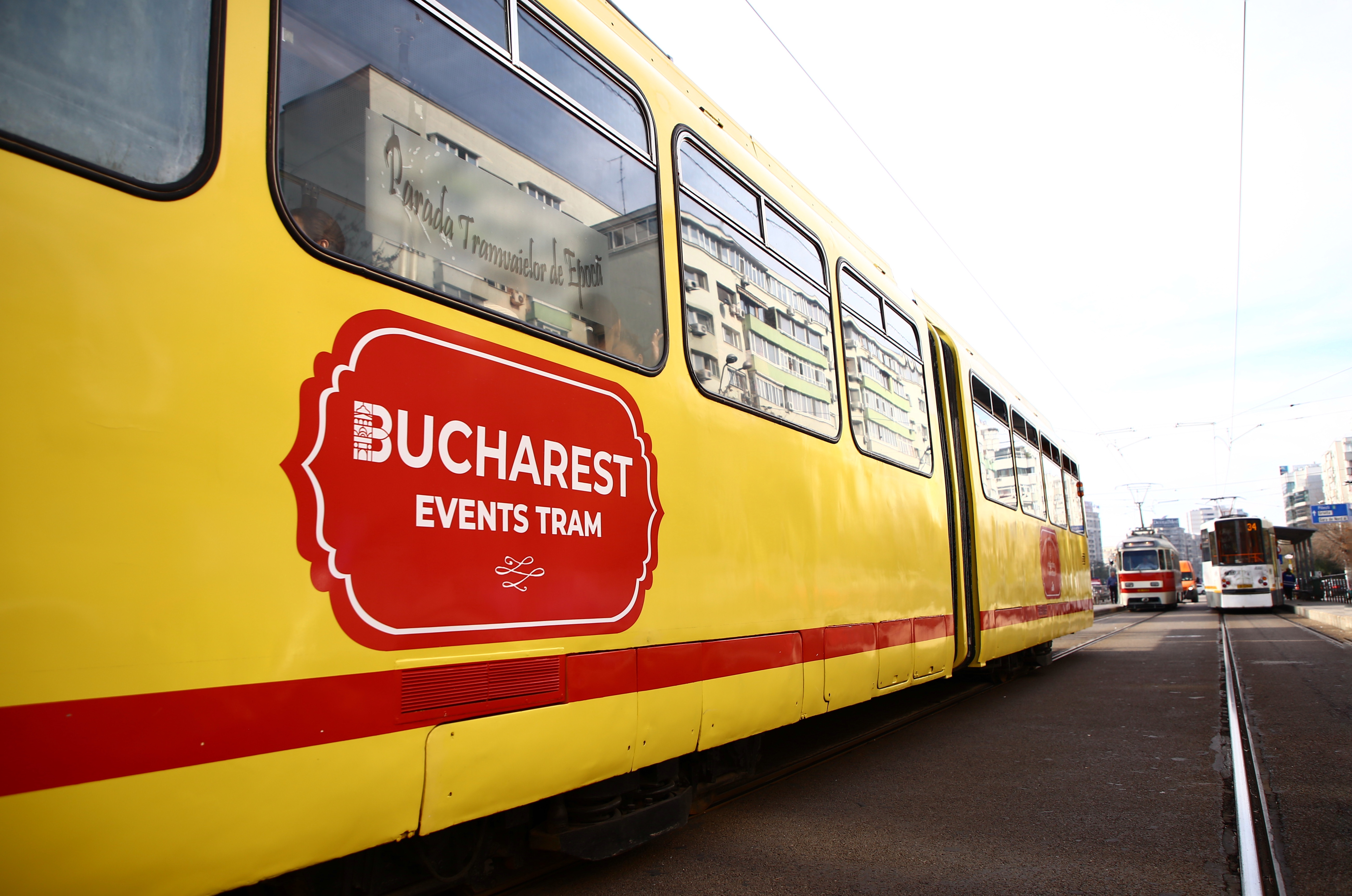 GALERIE FOTO / Imagini inedite cu tramvaiele de epocă, la paradă în București. În vagoane a cântat fanfara, iar vatmanul a purtat uniforma de altădată