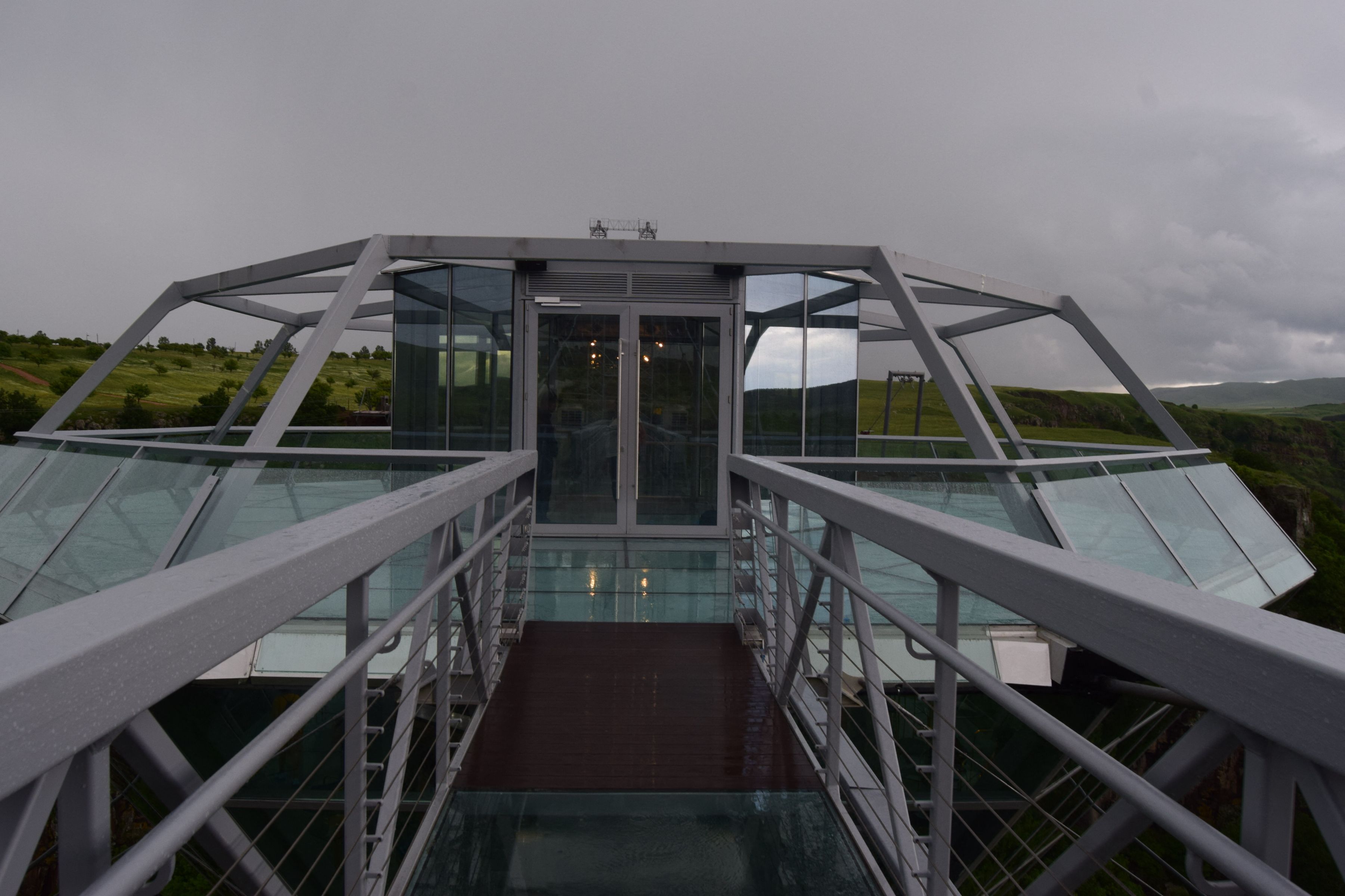Bar din sticlă în formă de diamant, suspendat la 280 de metri deasupra unui canion. În ce țară a fost construit