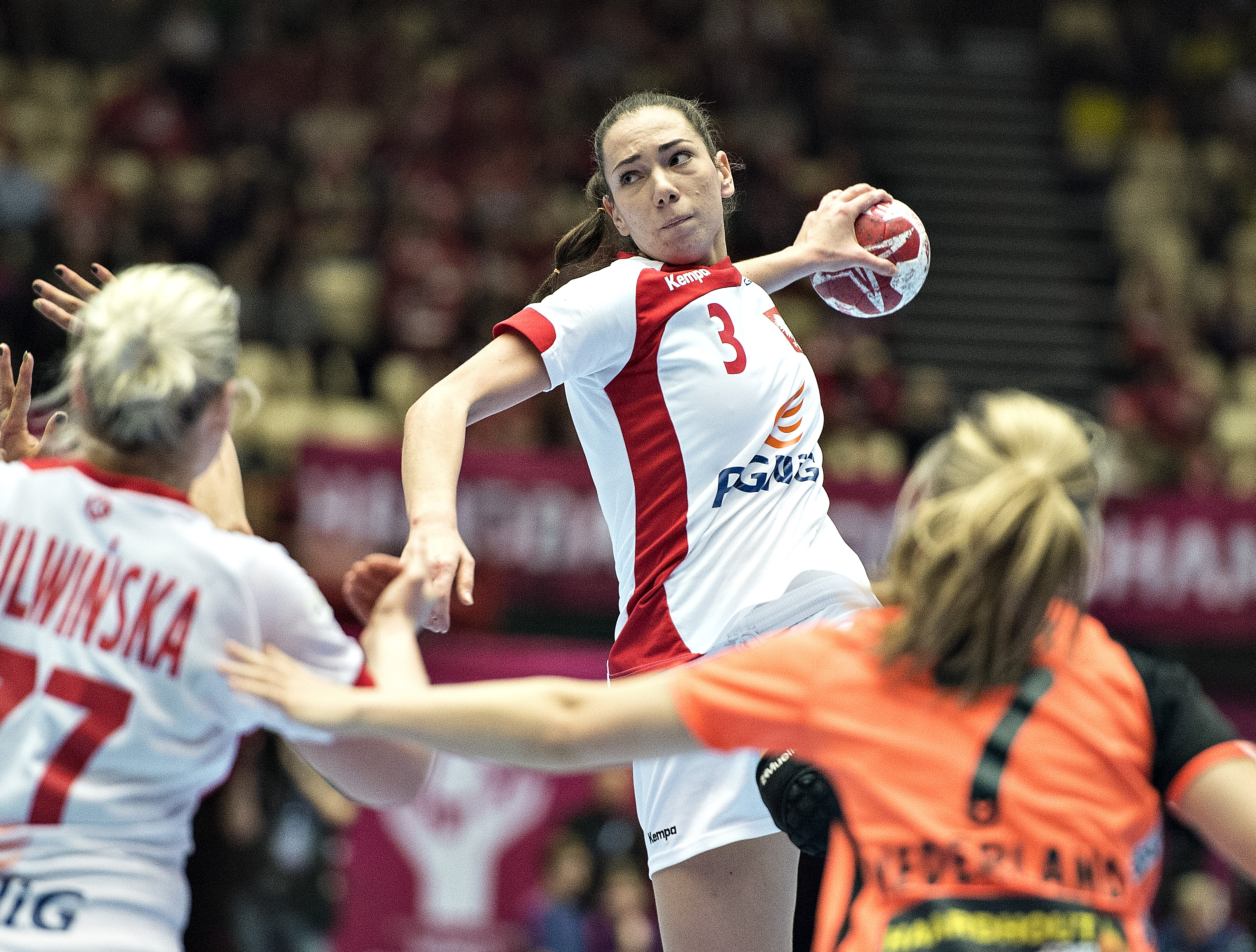 ”Secundul” Costică Buceschi, după înfrângerea dramatică din semifinalele CM de handbal, 33-35 cu Norvegia, după prelungiri: ”Fetele mi-au spus că puteam juca până dimineață! Victoria lor a fost întâmplătoare!”. Goalkeeperul Paula Ungureanu: ”Sunt supărată, dar și foarte mândră de echipa noastră! Nordicele n-au fost mai bune ca noi”. TOATE REACȚIILE: presă, antrenori, jucătoare. ”Ca în rollercoaster”! / FOTO&VIDEO