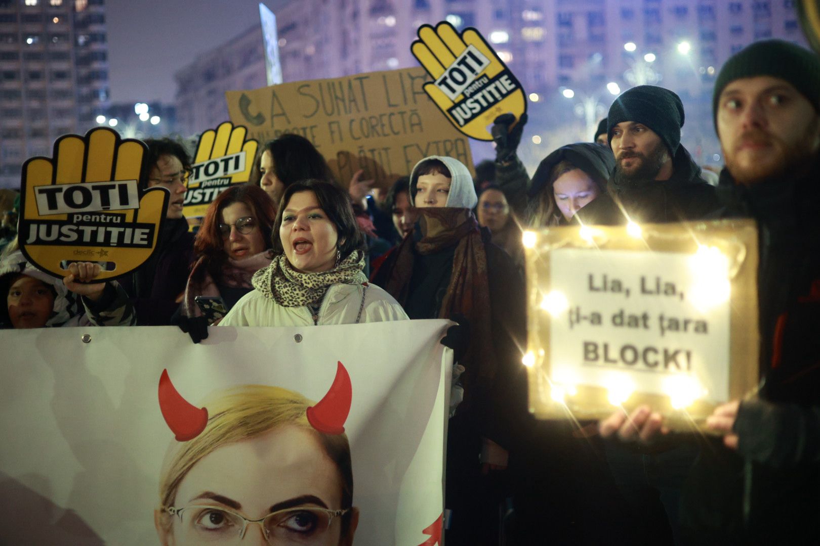 Marș pentru justiție în București: „Ați îngropat dosare / vă vrem la închisoare”/ Băsescu: MCV-ul ar putea fi reactivat