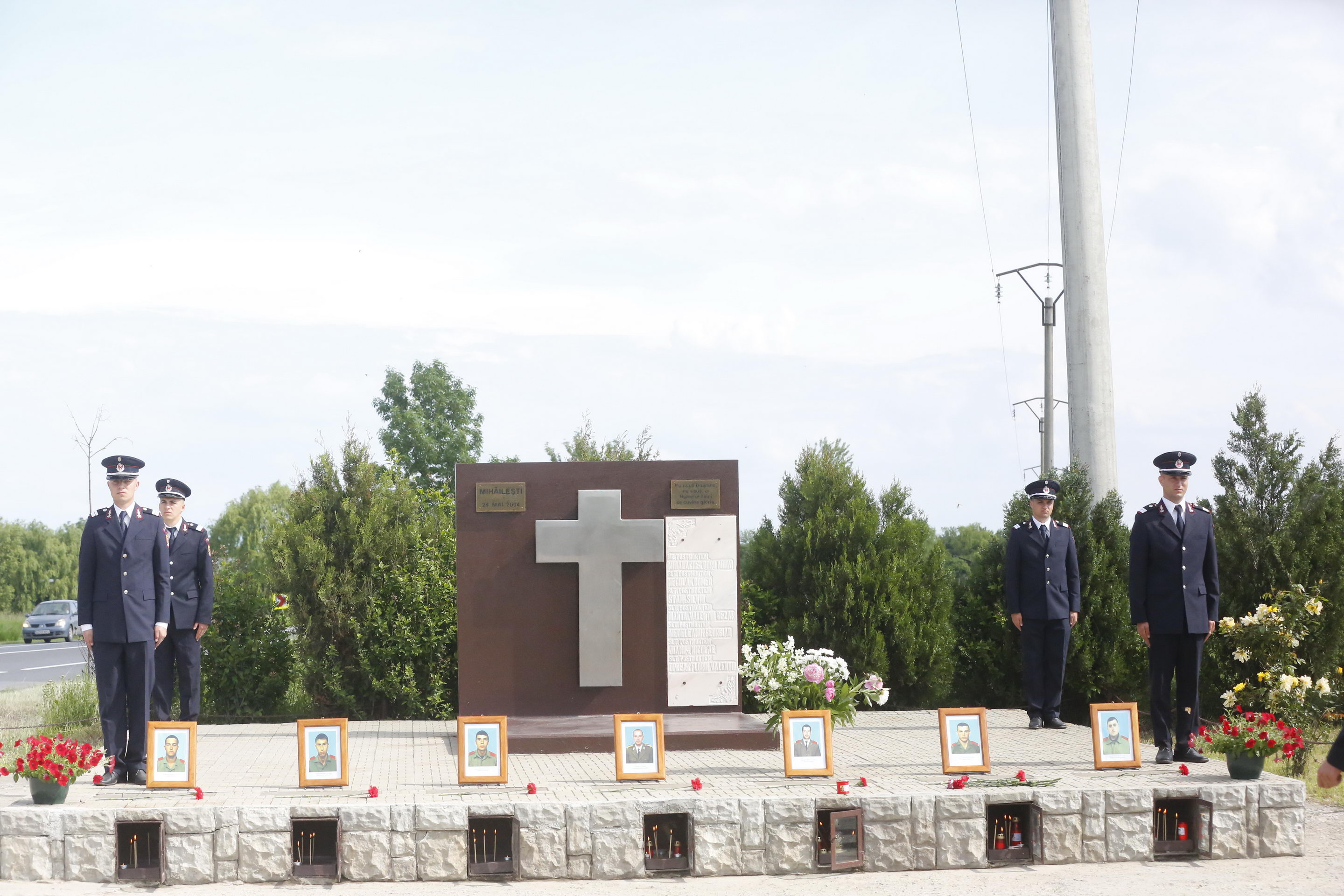 15 ani de la tragedia de la Mihăilești. Rudele celor care și-au pierdut viața și supraviețuitorii au aprins o lumânare la locul accidentului: “Este greu și după 15 ani și cred că va fi greu și după 20”