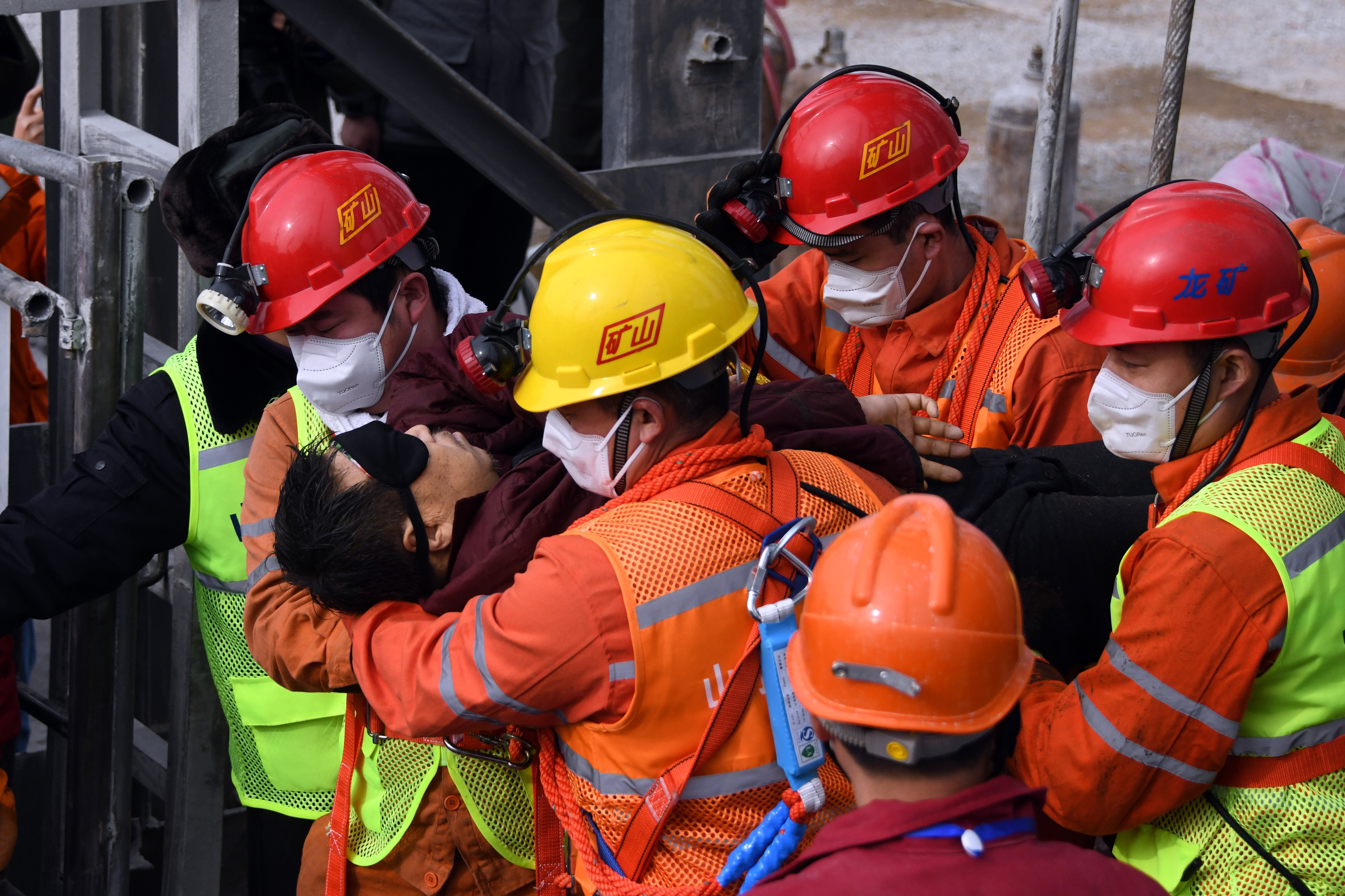 VIDEO | Salvare miraculoasă în China. 11 mineri, scoși din subteran după două săptămâni
