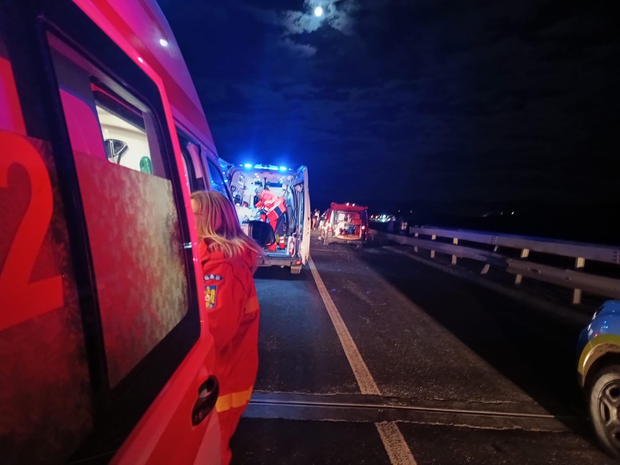 Accident între un microbuz și o mașină cu 7 persoane implicate în județul Sibiu. Autoritățile au activat Planul roșu de intervenție