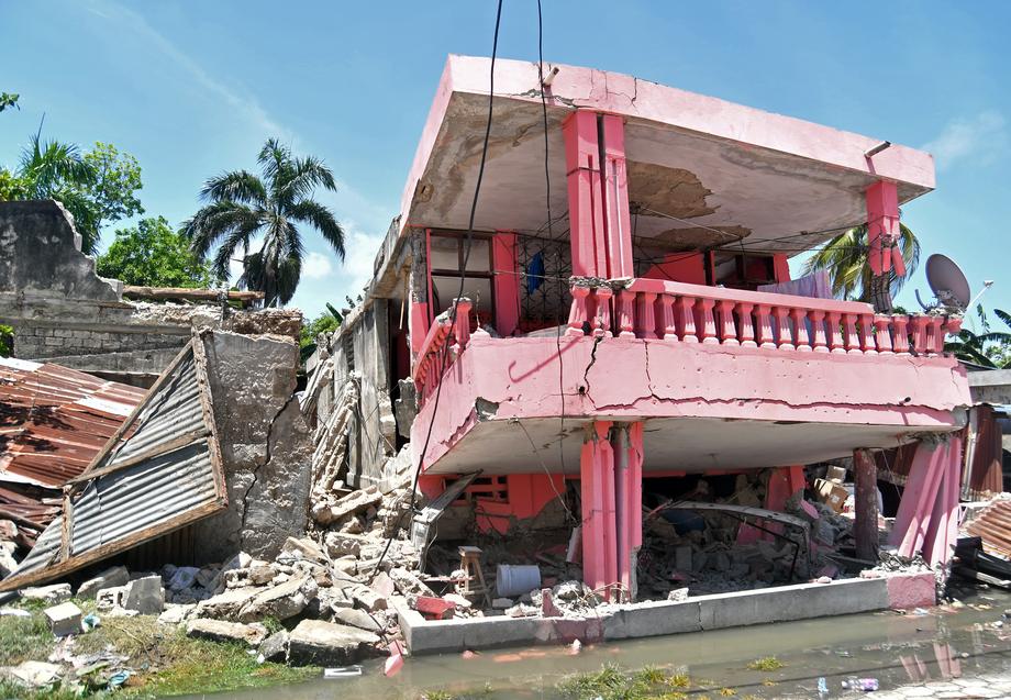 Imaginile dezastrului. Haiti, devastat în urma cutremurului în care au murit peste 700 de oameni