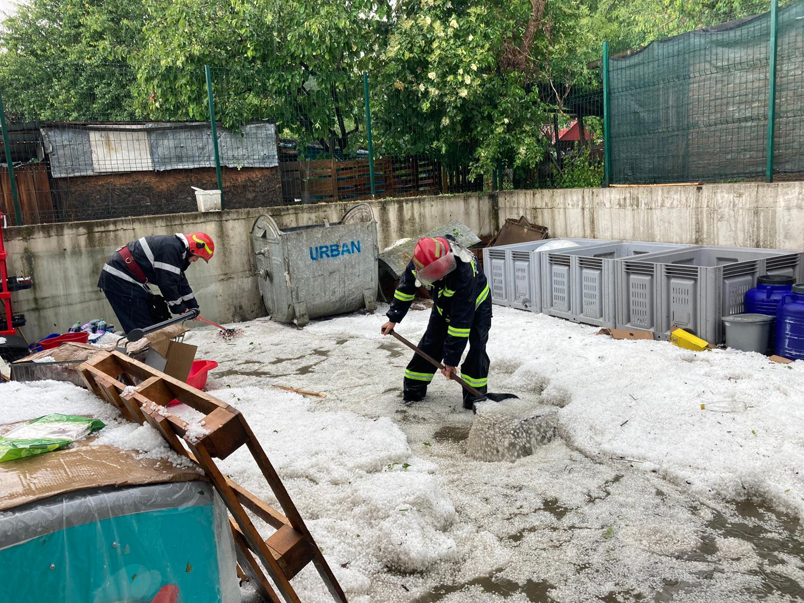 Grindină adunată cu lopata în Vâlcea. O ploaie torențială a făcut ravagii și la Sibiu