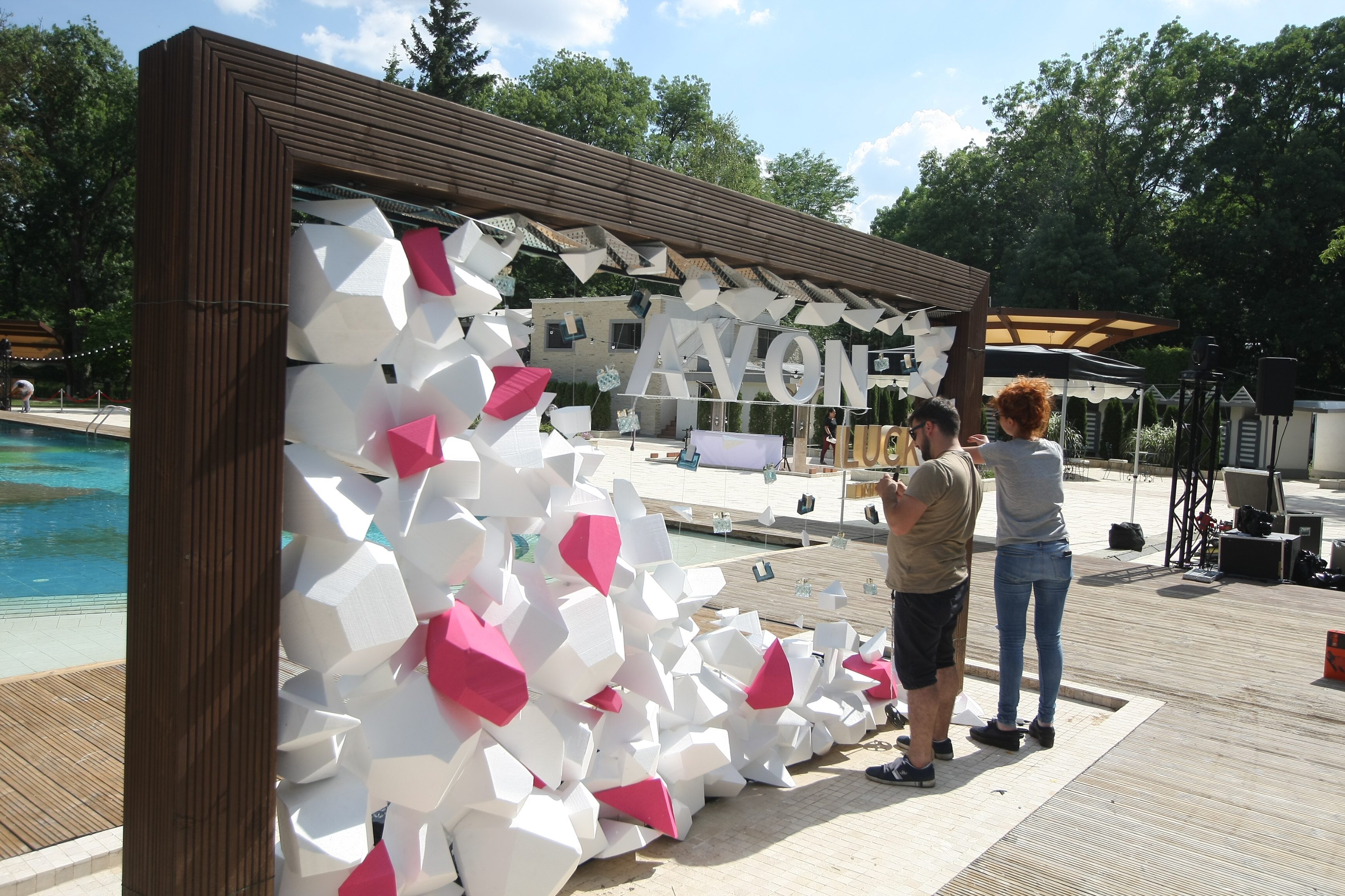 GALERIE FOTO/Pregătirile pentru „VIVA! Party 19 ani” sunt în toi! Ce se întâmplă acum în grădina fabuloasă unde va avea loc petrecerea VIVA 2018