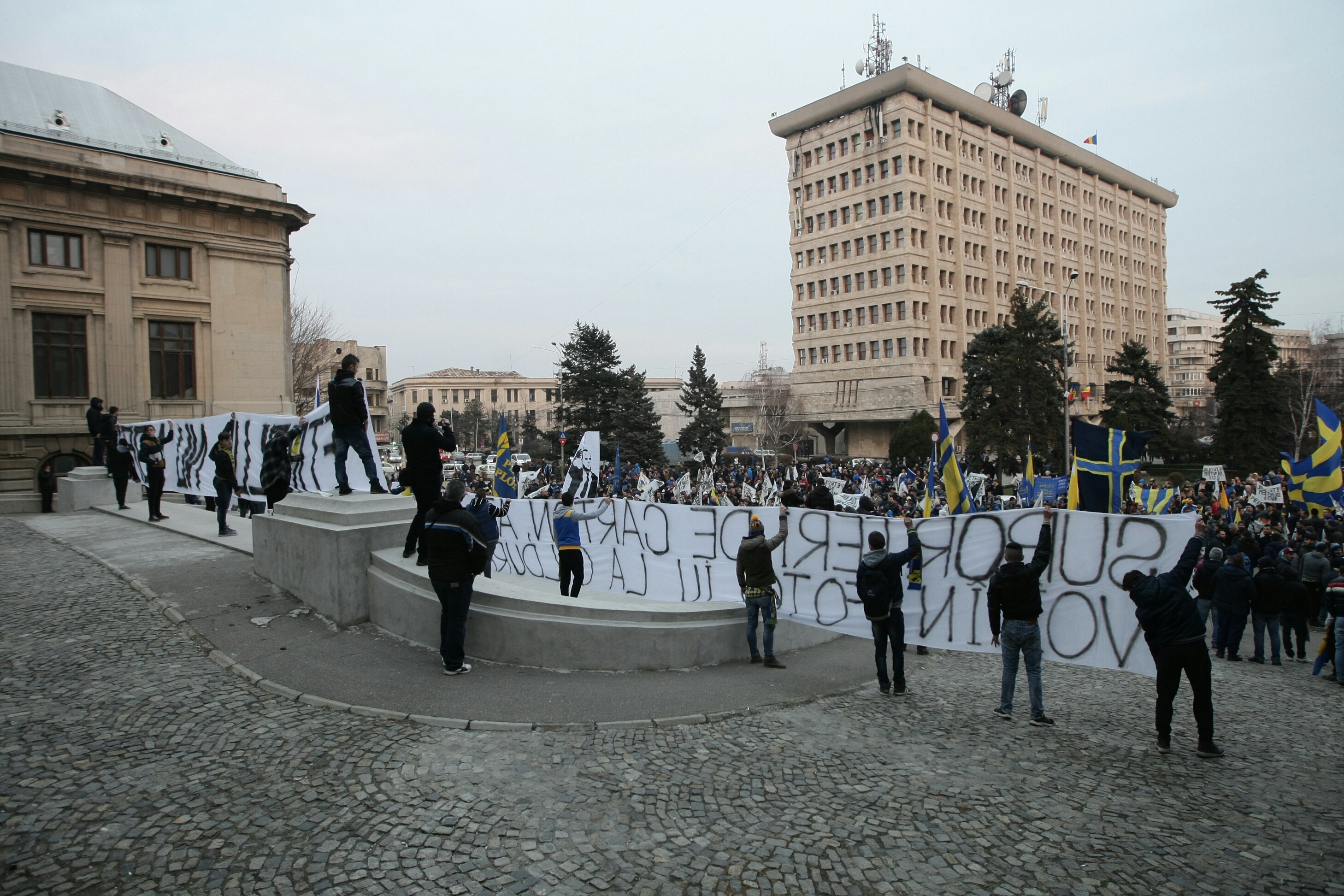Miting al suporterilor Petrolului împotriva patronului / GALERIE FOTO