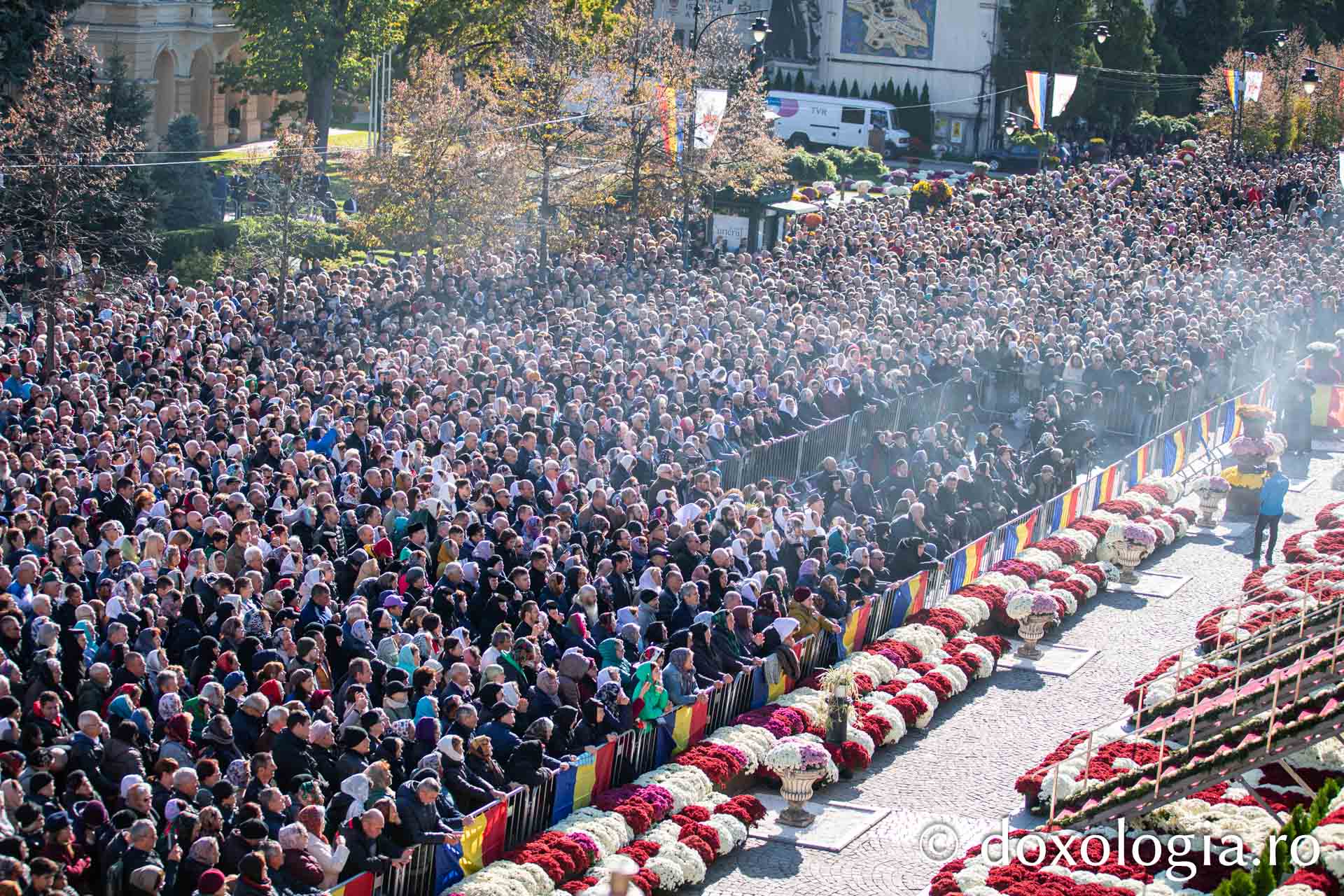 Cea mai mare Liturghie ținută în Moldova, la Iași: 35.000 de oameni s-au rugat Sfintei Parascheva, alți 46.000 stăteau la coadă pentru a ajunge la moaște