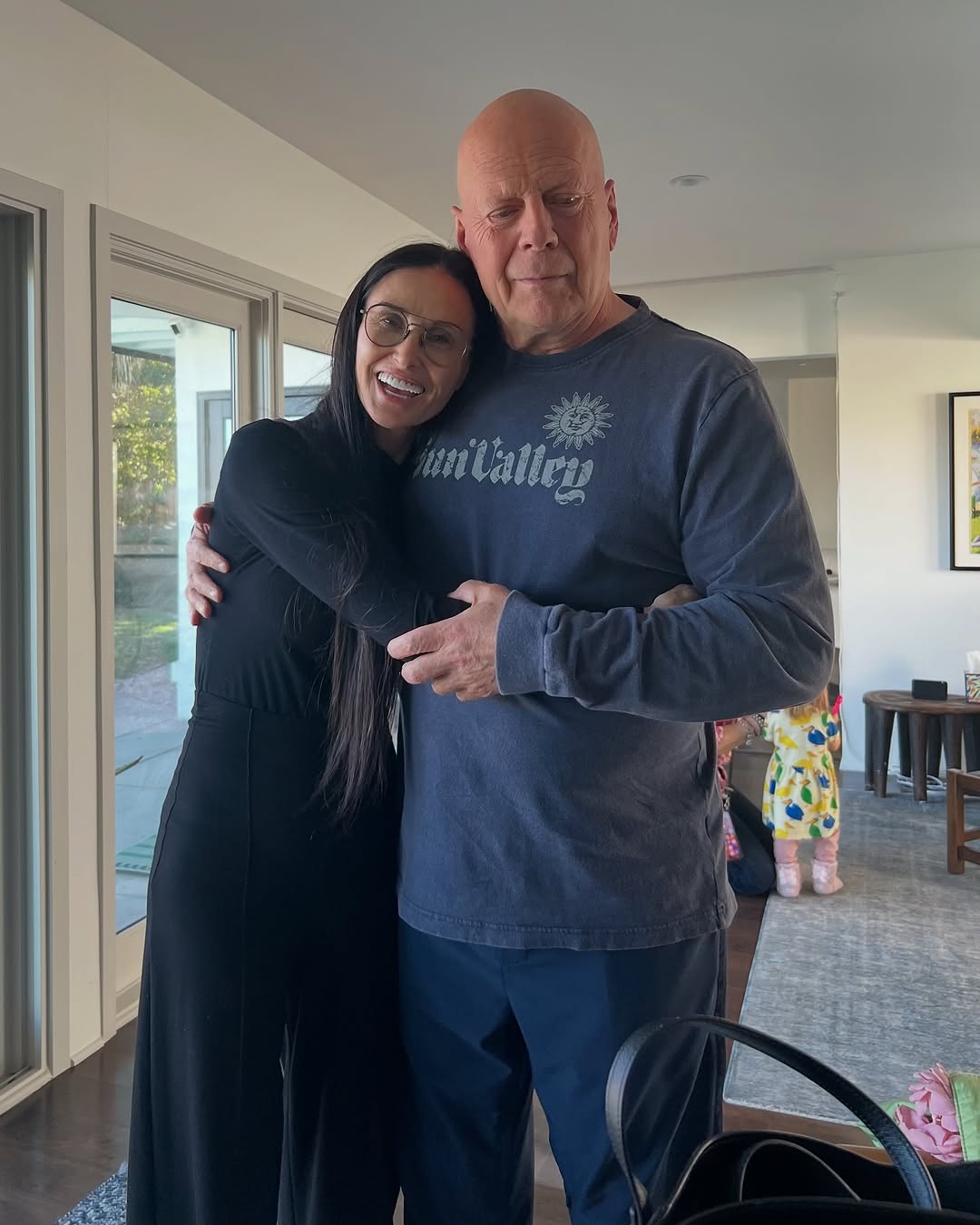Noi imagini emoționante cu Bruce Willis: Cum arată la 70 de ani actorul diagnosticat cu demență. Demi Moore, gest superb
