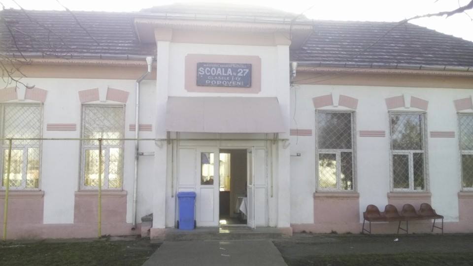 Elevii unei şcoli din Craiova se duc la o toaletă fără uşi! GALERIE FOTO