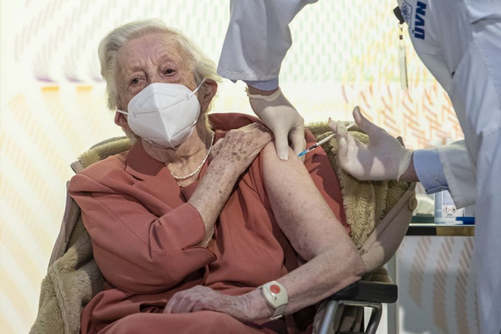 Demnitatea veteranilor români, care-și așteaptă rândul la vaccinare, după ce alte țări au început cu ei: „Nu mă grăbesc”