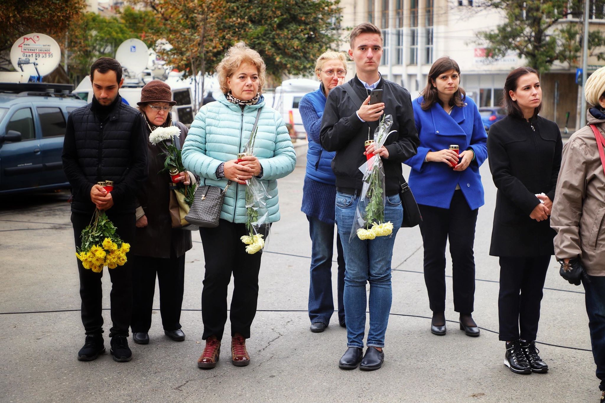 Flori și lacrimi la altarul Colectiv. Oamenii au adus un omagiu pentru cele 64 de victime