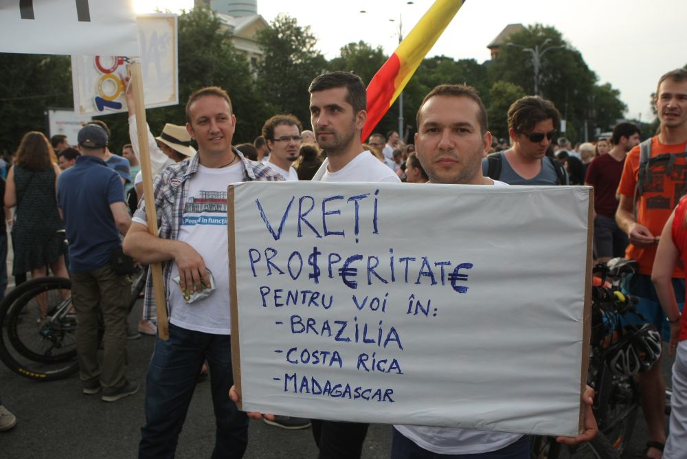 GALERIE FOTO/ Protest #Rezist, la o zi după mitingul PSD. Circa 1.000 de persoane sunt în Piața Victoriei