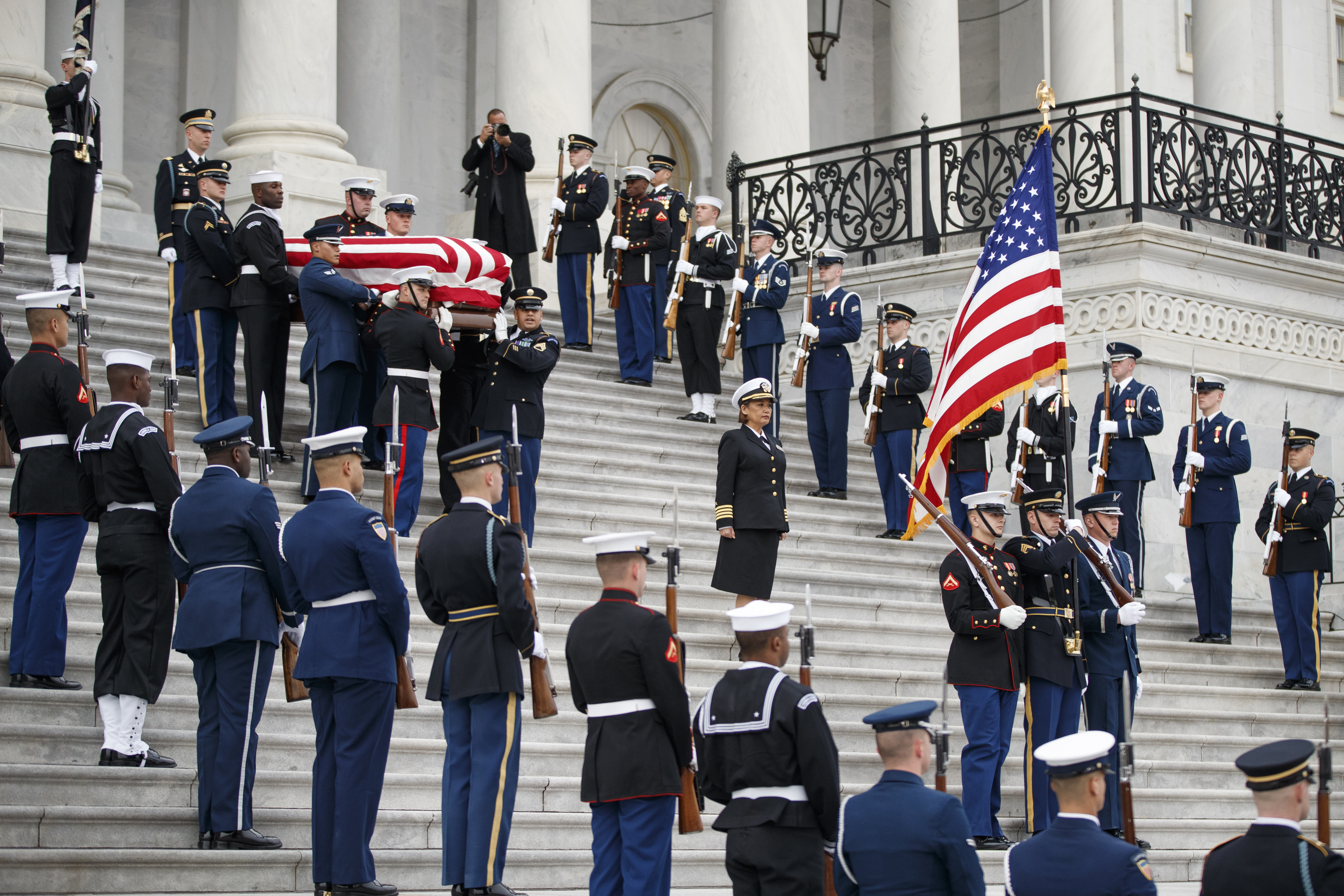 FOTO&VIDEO/ Funeralii de stat pentru George H.W. Bush. Donald Trump și Hillary Clinton s-au ignorat, deși au stat pe același rând