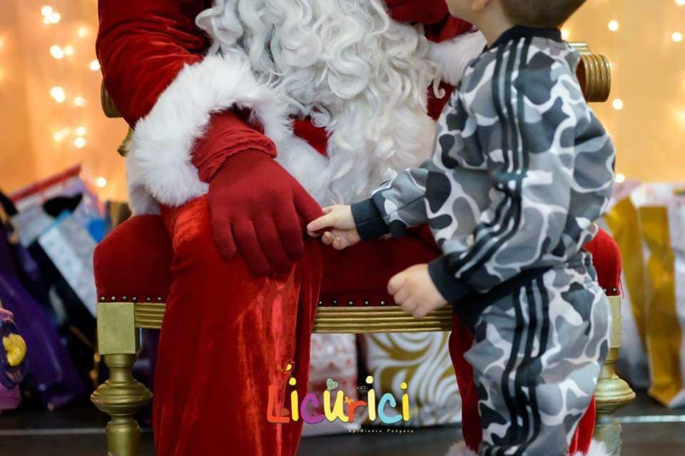 GALERIE FOTO/ Moș Crăciun de la mall: "Vin oameni din diaspora și mă întreabă timid cât costă să-și facă poză cu mine"
