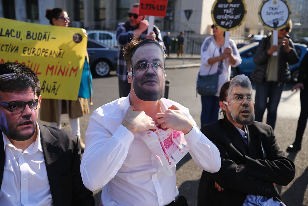 Protest în timpul ședinței de Guvern pe tema salariului minim european. „Ciucă”, „Ciolacu” și „Budăi” au luat masa în Piața Victoriei