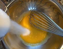 Whisk the eggs and sugar [TryBaking]