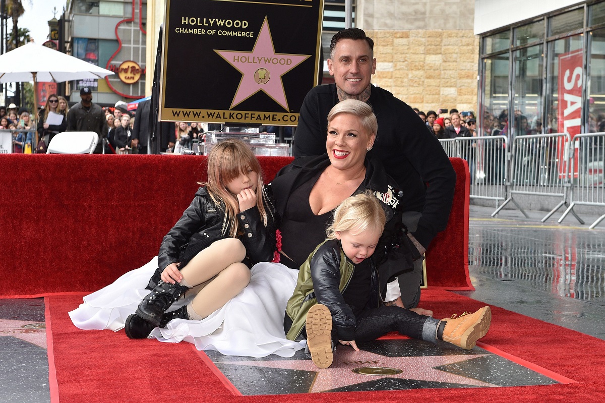 Pink a răbufnit după ce s-a zis că s-a separat de soțul ei după 20 de ani de căsnicie: „Nu știam! Vreți să le spuneți și copiilor noștri?”