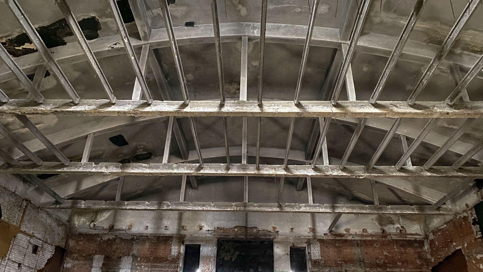 Cum arată la interior cinematograful Giulești, abandonat de autoritățile locale de mai bine de 20 de ani. Disputa dintre edili pe clădirea-simbol a cartierului