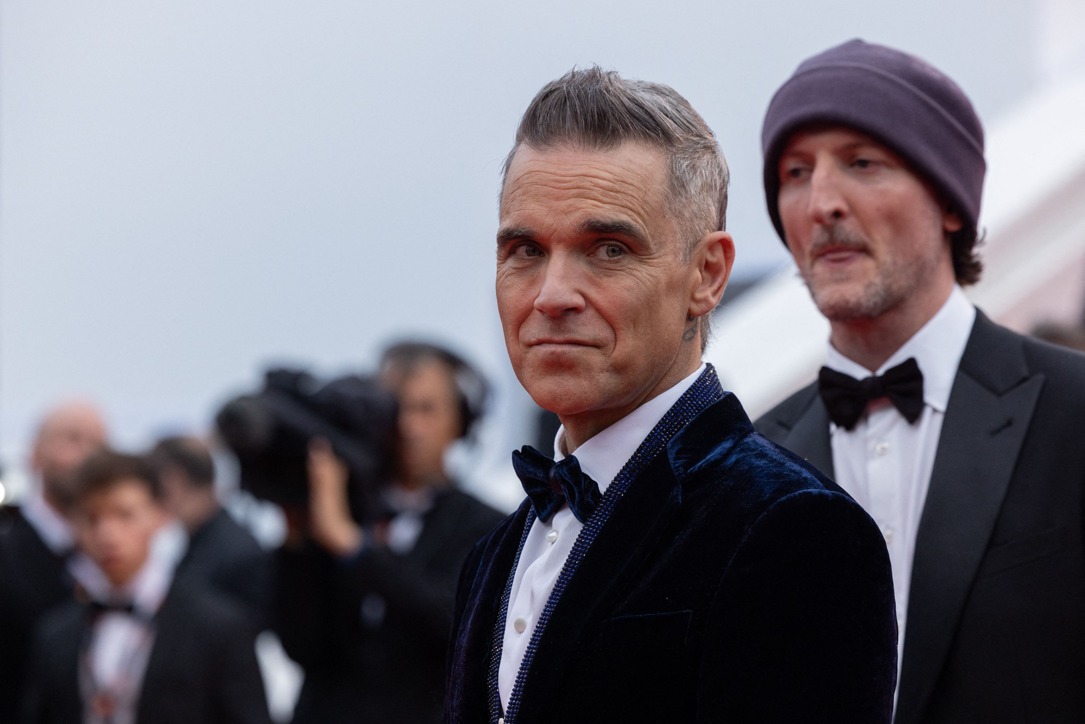 FOTO. Robbie Williams, lecție de eleganță la Cannes. A venit să vadă filmul cu DiCaprio și De Niro. Peste două săptămâni vine la București
