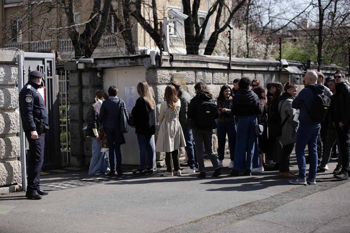 „Prânzul împotriva lui Putin”, marcat și în fața Ambasadei Rusiei la București, unde s-a format o coadă a cetățenilor veniți să voteze