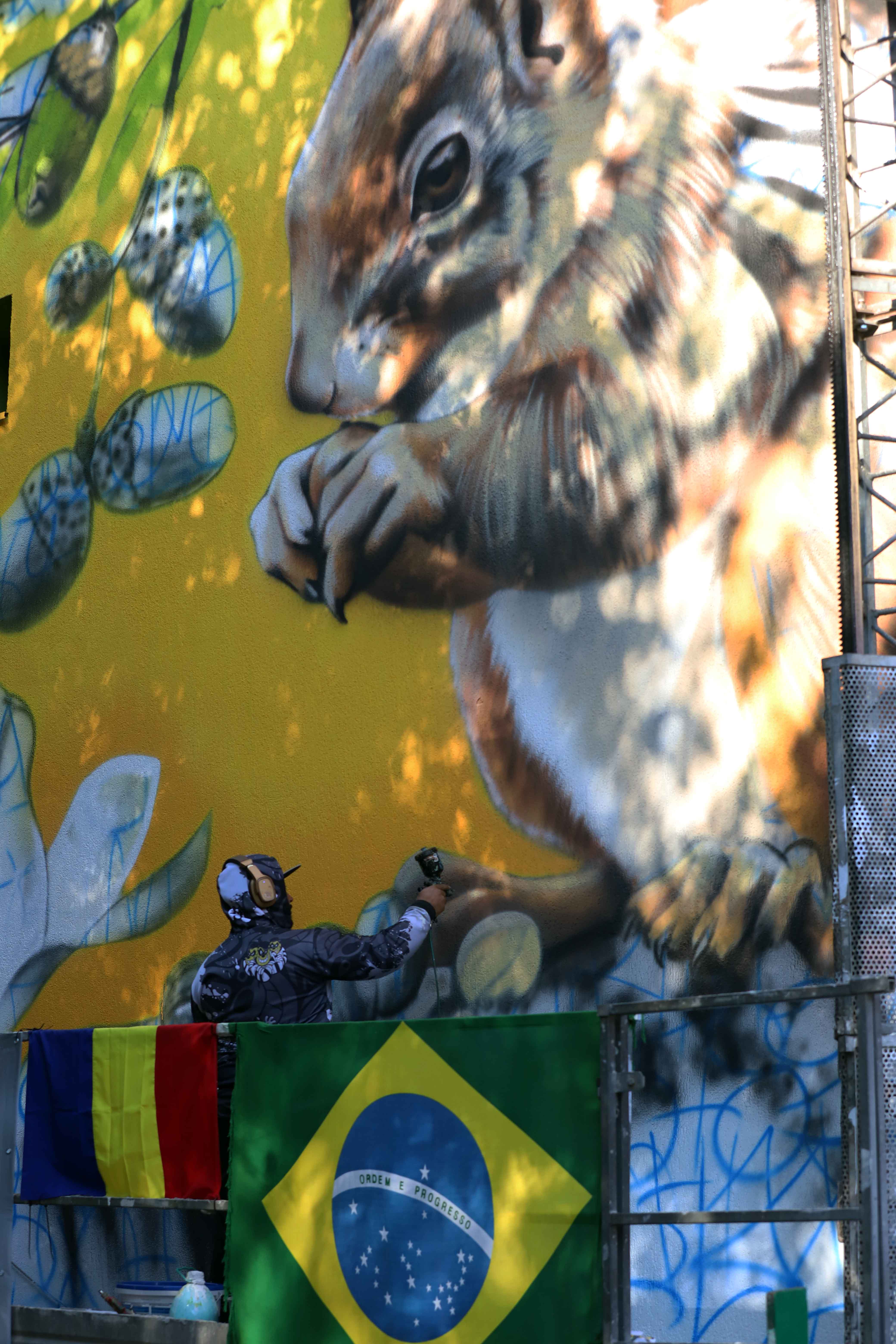 Fotbalistul Vinícius, pictură murală uriașă în centrul Bucureștiului. „Blocul acesta începe să devină faimos”. Lucrarea este realizată de un artist brazilian celebru