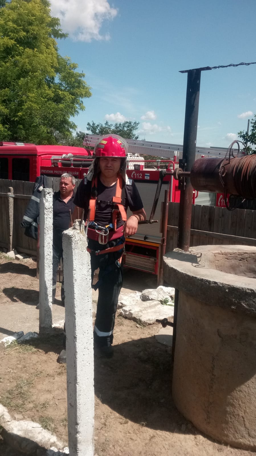 Femeie din Tulcea căzută într-o fântână, salvată de pompieri într-o misiune contracronometru |VIDEO