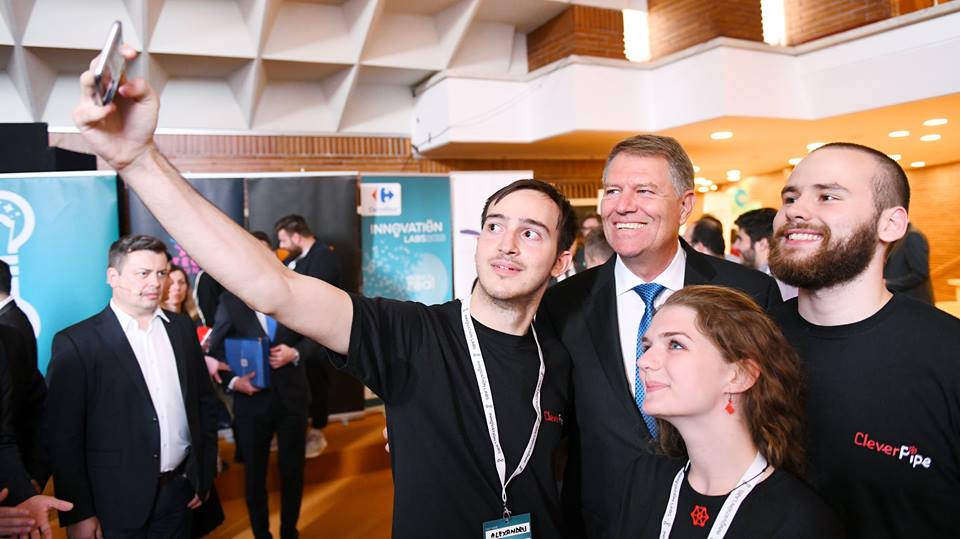 Iohannis atrage atenţia asupra deficitului de personal calificat din IT: Sistemul de învăţământ trebuie să integreze rapid educaţia digitală (FOTO)