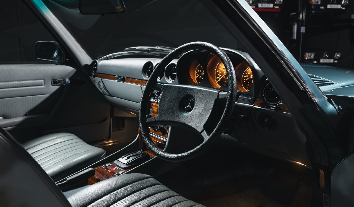 Un Mercedes 500 SL din 1982, care n-a circulat niciodată și n-a fost înmatriculat după ce a fost cumpărat, a fost descoperit ascuns și în stare impecabilă