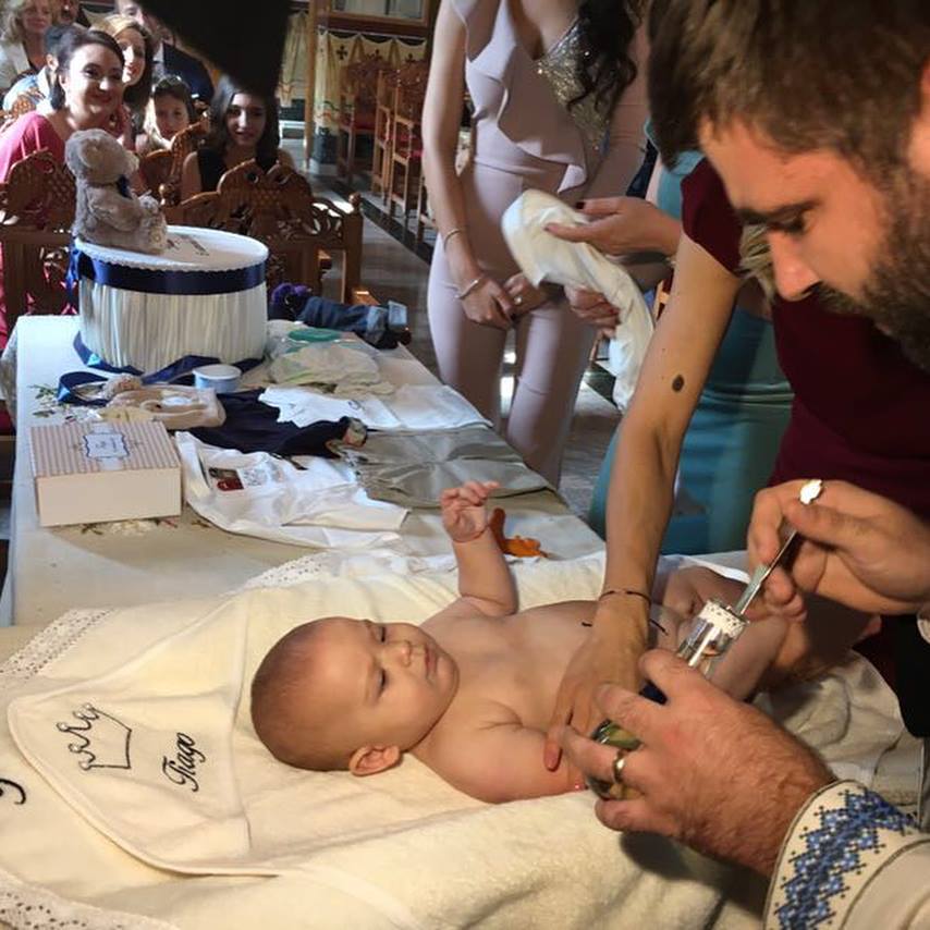 Cum a reacționat băiețelul lui Adrian Mutu când a fost scufundat în apă, la biserică. Imaginile care fac cât o mie de cuvinte | FOTO