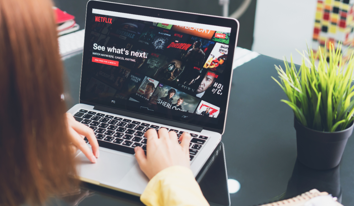 Decizia pe care vrea să o ia Netflix. Ce se întâmplă cu filmele de pe platformă, după ce a anunțat că va cumpăra Warner Bros