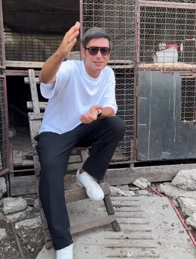 Imaginea cu Radu Vâlcan în coteț, înainte de premiera „Insula Iubirii”, sezonul 9, i-a uimit pe fani. Anunțul făcut printre găini: „Am ajuns la țară”