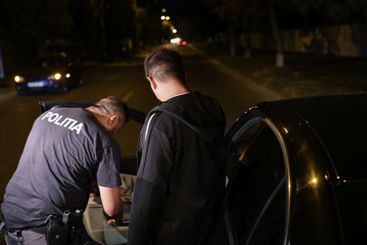 Șoferi băuți și care au consumat substanțe interzise, un autobuz neomologat în trafic și taxi fără autorizație, descoperite la un filtru al Poliției, sâmbătă noapte | VIDEO