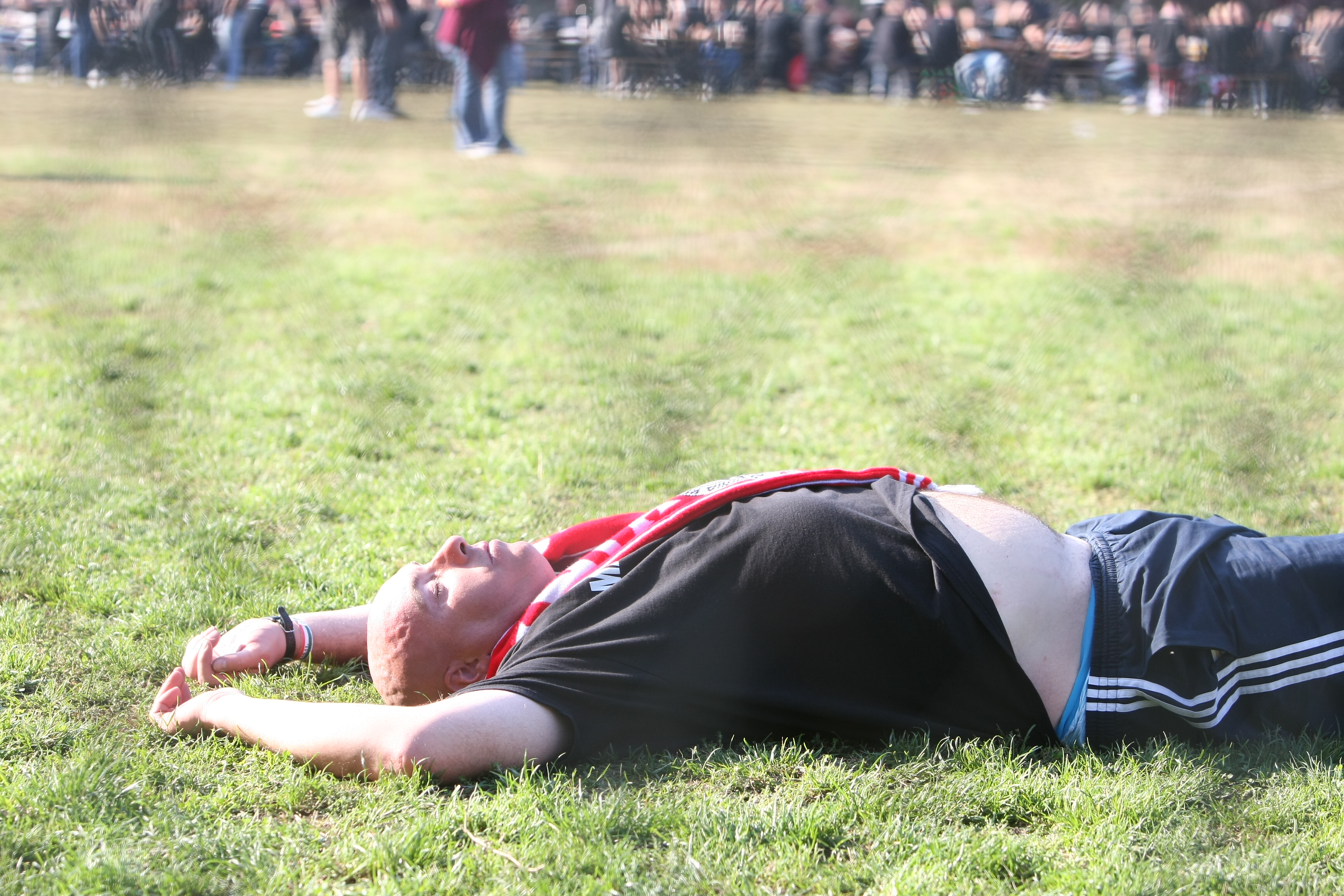 GALERIE FOTO / Suporterii maghiari sunt păziţi de poliţişti, la fan-zone-ul de la Electroaparataj
