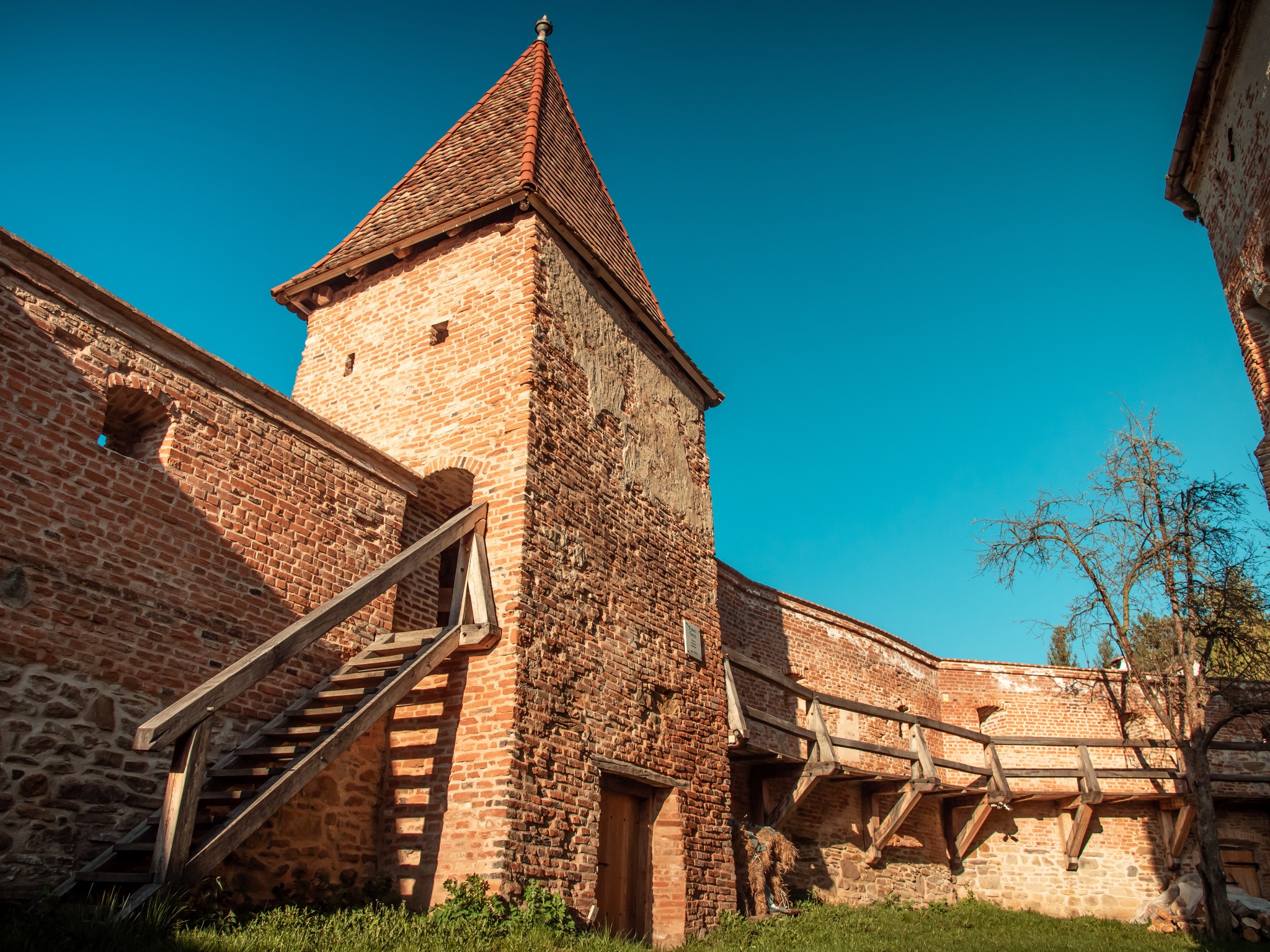 Alma Vii, satul săsesc din Transilvania readus la viață după refacerea bisericii fortificate vechi de 700 de ani. „Frigiderul” medieval, una dintre atracțiile locului 
