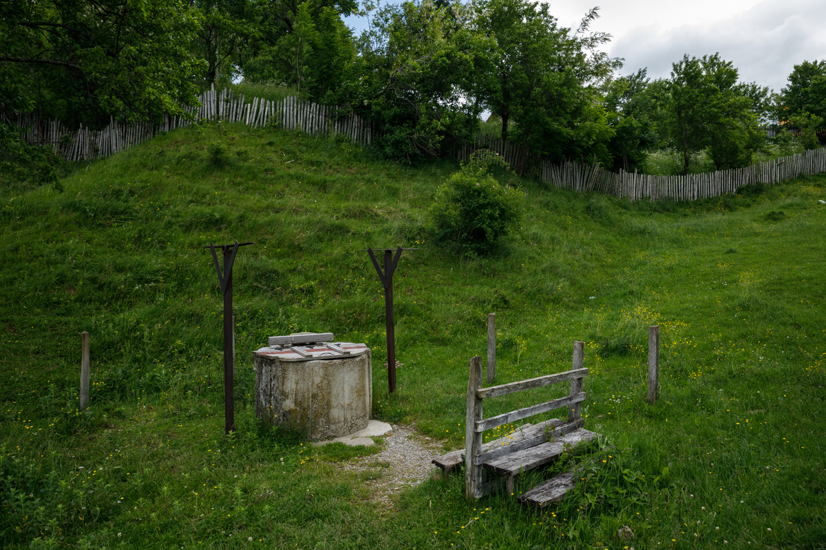 Reportaj în comuna Șotrile, în care fostul primar condamnat pentru pornografie infantilă candidează din nou. „Fata a fost de vină” vs „În ce lume trăim?”