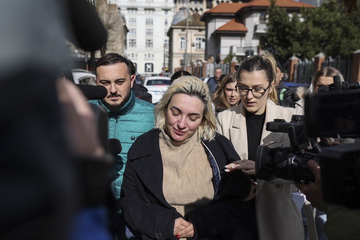 Momentul în care Ana Morodan este oprită în trafic. Doi polițiști au condus-o la mașina lor - VIDEO