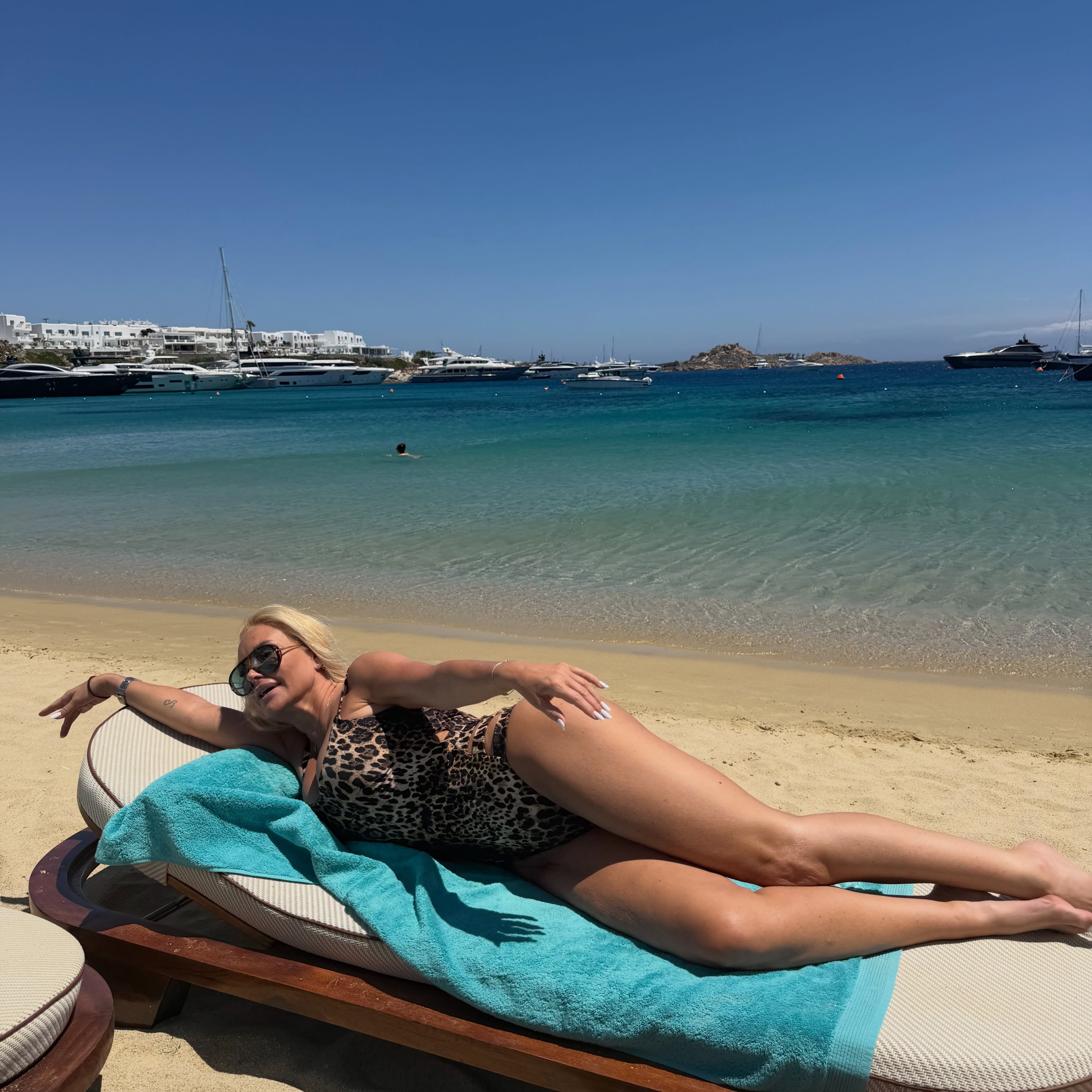 Imaginile cu Vica Blochina care îți vor tăia respirația. Cum arată în costum de baie la 50 de ani