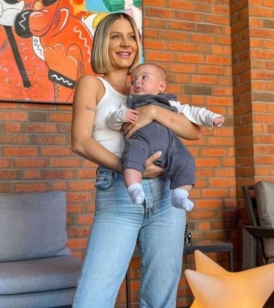 Imagini din casa Anei Baniciu, după ce a terminat renovarea. Are cadă în dormitor și perne Hermes în living