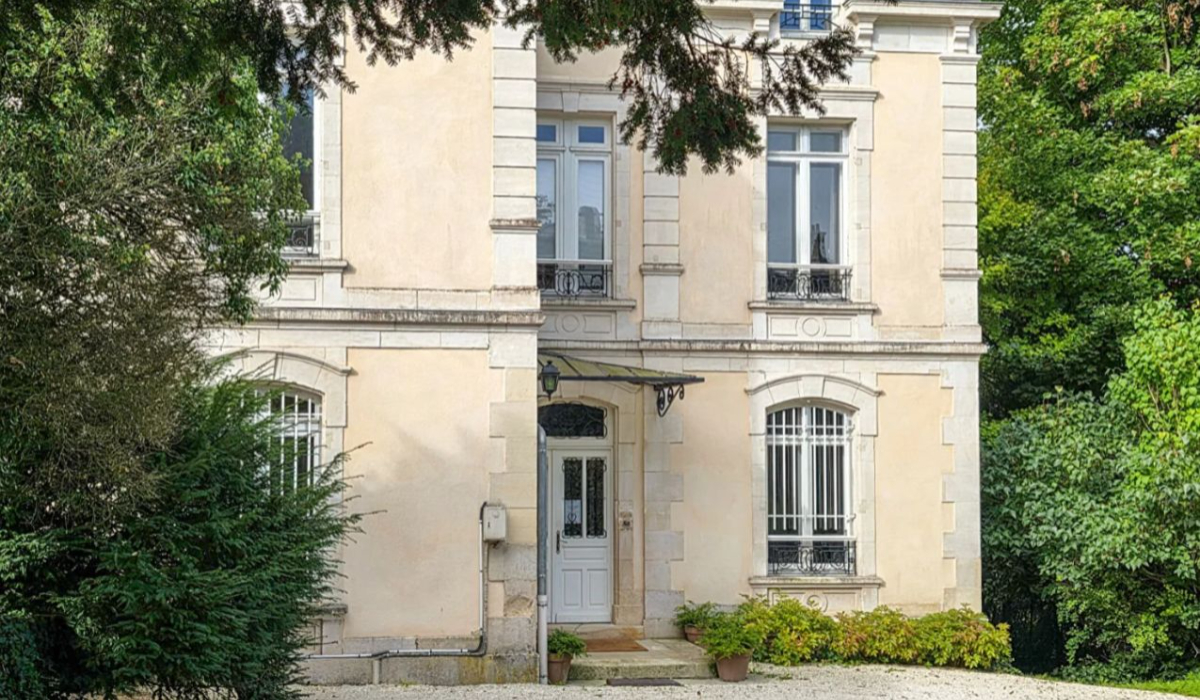 Conacul din Franța cu 5 dormitoare și o grădină suspendată care se vinde la prețul unui apartament cu 4 camere de la Dristor
