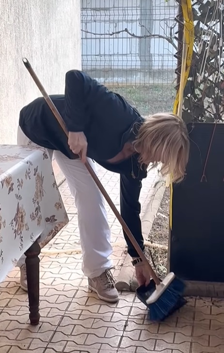Imagini cu Nadia Comăneci acasă la mama ei, unde a dat cu mătura și a gătit: „Lucruri normale, pe care le fac și în America”. Cum au reacționat fanii