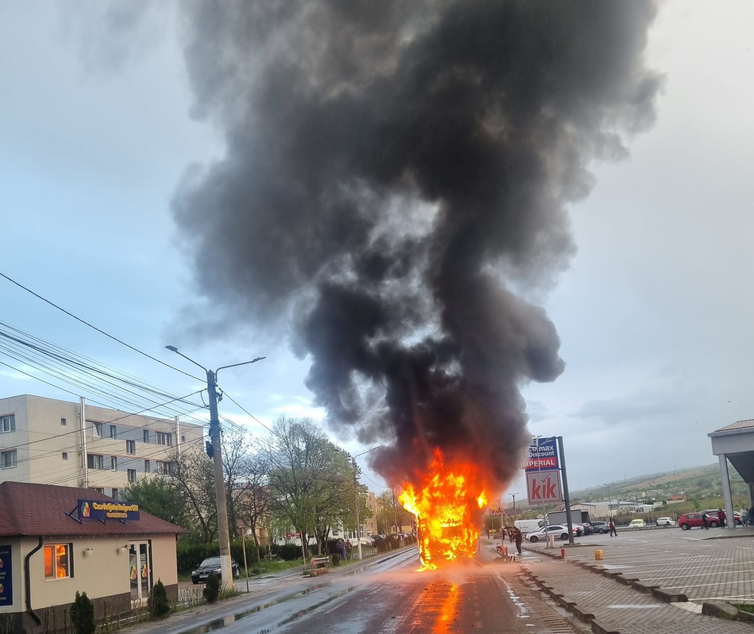 Un autocar în care se aflau 30 de elevi a ars ca o torță, la Moldova Nouă. Nu sunt victime