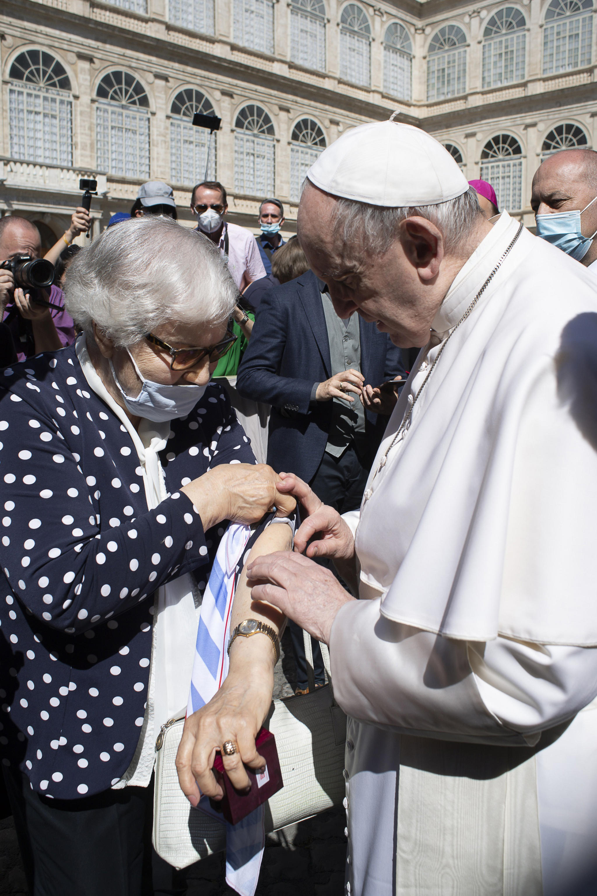 Papa Francisc a sărutat brațul unei supraviețuitoare de la Auschwitz, pe care avea tatuat numărul din lagăr