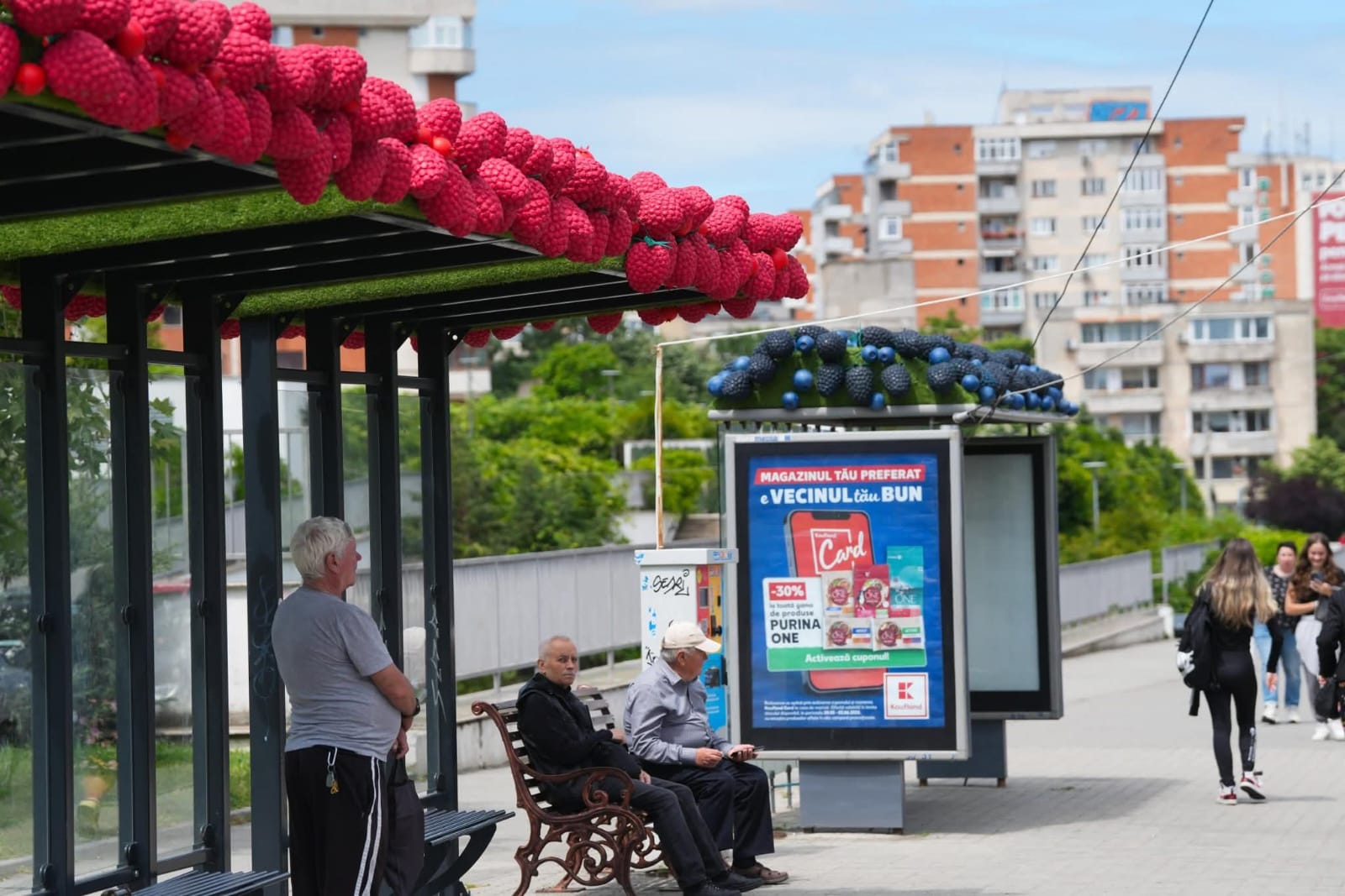 Stațiile de autobuz din Craiova, decorate cu recuzita rămasă de la Târgul de Paște: „Nu butaforie, kitsch”