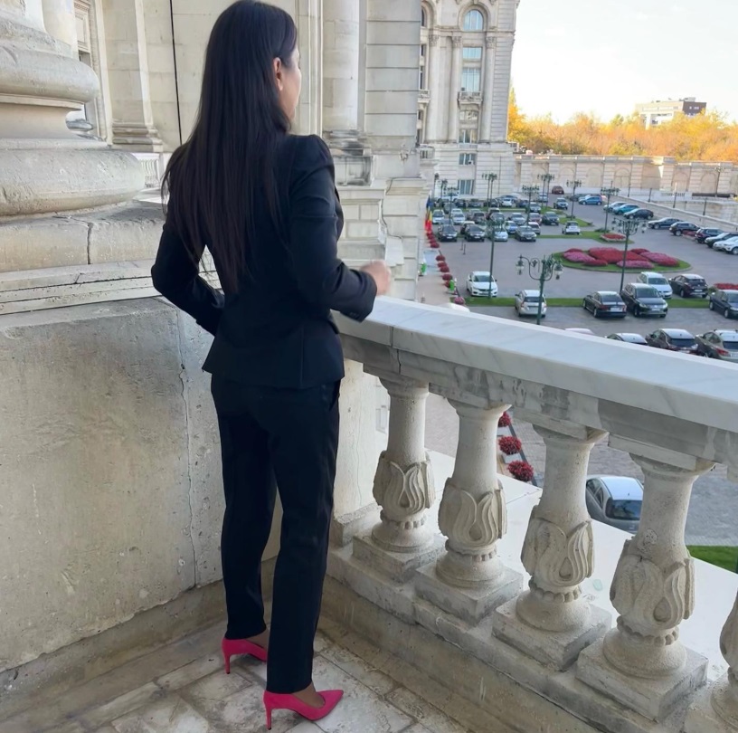 Cum a fost surprinsă Elena Băsescu la cumpărături. De unde își ia haine fata cea mică a fostului președinte, care e transformată la 45 de ani